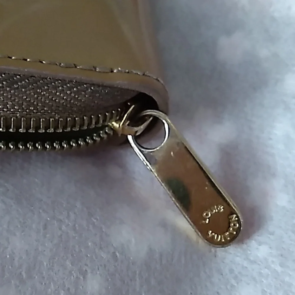 Louis Vuitton Gold Wallet Embossed Design Compact - Picture 4 of 5